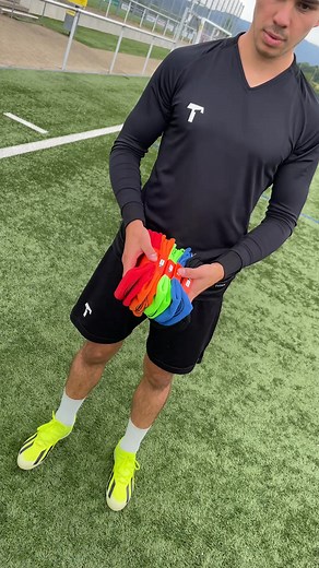 117K views · 2.1K reactions | ⚡ MAX GRIP. JEDER STYLE. ⚡ ⁠ ✅ Fester Halt. ✅ Kein Rutschen. ✅ Farben, die knallen. ⁠ Welche Farbe ziehst du an? 罹 #T1TAN #GripSocks | T1TAN | Facebook