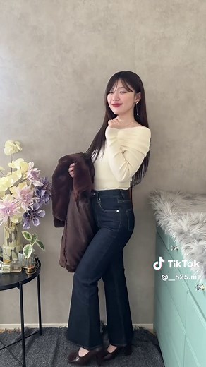 昔はさ？ふわふわあざとミニスカで露出度高めがモテると思ってたんよね。 でもこの歳になって、露出度ゼロのタイトめジーンズこそモテると知りました。 皆さんはどっち派？？ : @SENEE : #ZOZOTOWN#SENEE#春コーデ