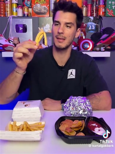 Czn Burak ve Nusret'in hamburgerlerini karşılaştırıyor. @cznburak @Nusr_et #cznburak #nusret #hamburger #keşfet #burger