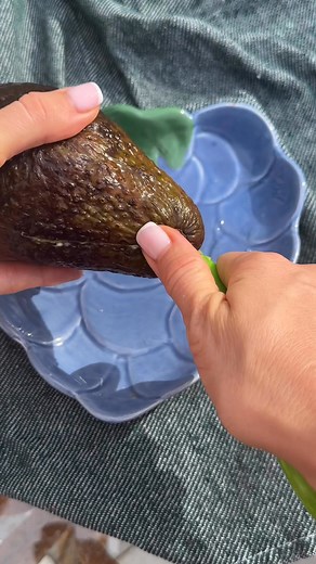 1.5M views · 4.3K reactions | I cut open a giant avocado 陋 and this is what it looks like inside. #avocado #asmr #satisfyingvideos #asmrfood #fruit #reels #cookingfun | Fruit Flow | Facebook