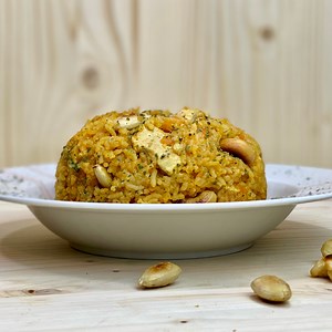 221K views · 4.7K reactions | Recette ultra savoureuse de Riz au poulet  (Style Kabsa) Ingrédients: 500g de poulet 1 oignon 3 gousses d’ail 350g de riz basmati 1 c.à.s de concentré de tomate 2 tomates 2 carottes 1L d’eau Épices : Sel,Persil séché, coriandre en poudre, Curcuma, Poivre, Gingembre, Paprika, 2 bâtons de Canelle, 2 Clou de girofle, Cumin, 3 feuilles de laurier. 50g d’amandes 50g de noix de cajou | Deli Cuisine | Facebook