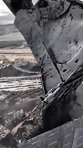 Stay cool, stay calm… even Cat 390D knows rushing breaks rhythm 😅 Slow motion, full focus, zero panic - that’s real power. #Cat390D #fblifestyle #HeavyMachinery | Earthmover Legends