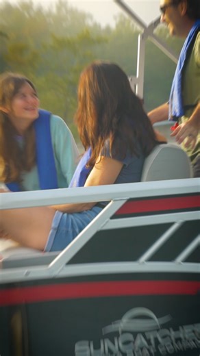 Style . Space . Comfort. The SunCatcher Select 322 SL brings versatility to every day on the water. #suncatcherpontoons #g3boats #g3life #pontoon | SunCatcher Pontoons