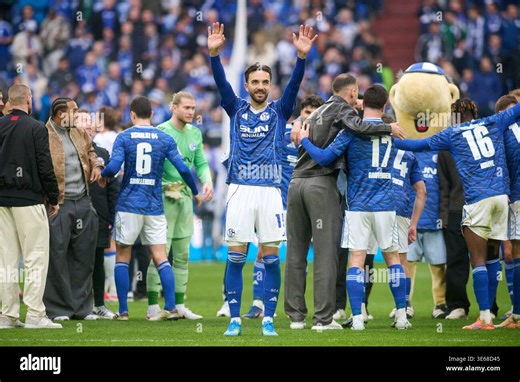 05 April 2026, North Rhine-Westphalia, Gelsenkirchen: Soccer, Men: Bundesliga 2, FC Schalke 04 - Karlsruher SC, Matchday 28, Veltins Arena. Kenan Karaman (FC Schalke 04) waves after the match. Photo: Bernd Thissen/dpa - IMPORTANT NOTE: In accordance with the regulations of the DFL German Football League and the DFB German Football Association, it is prohibited to utilize or have utilized photographs taken in the stadium and/or of the match in the form of sequential images and/or video-like photo
