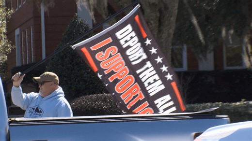 Group gathers outside Conway courthouse supporting ICE