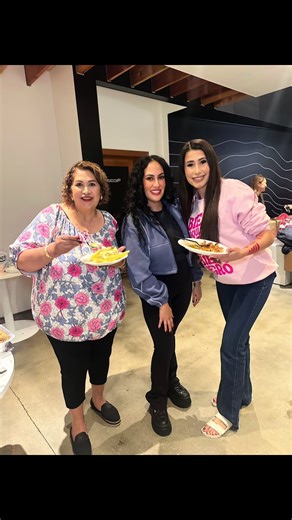 Llevamos Carnitas, Corundas y Uchepos a @itati3211 y a @donasilvia__ a las oficinas de Tik Tok para el Mega Live de @viyantbeauty Gracias por la invitación @glowbalbeautyhaus 📍3639 ABBOTT RD, LYNWOOD CA TUES-SUN 10AM-10PM MON CLOSED DELIVERY (UBER,POSTMATES,GRUBHUB,DOORDASH) . . #lynwood #carnitas #tacos #losangeles #michoacan