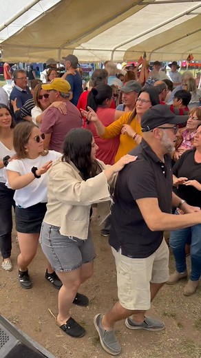 En este momento en Montes: Así se vive la jornada del domingo del Festival del Reencuentro. Con Música, gastronomía, tradición y un clima familiar muy especial. Esta noche, el gran cierre con el sorteo del auto cero kilómetro. Es otra cobertura de Destino Costa de Oro. | Destino Costa de Oro