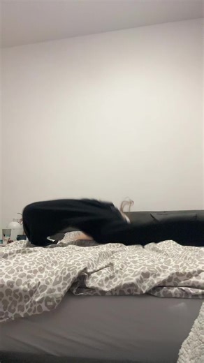 can someone please teach us how to do a death drop #fyp #deathdrop @jagodzinska