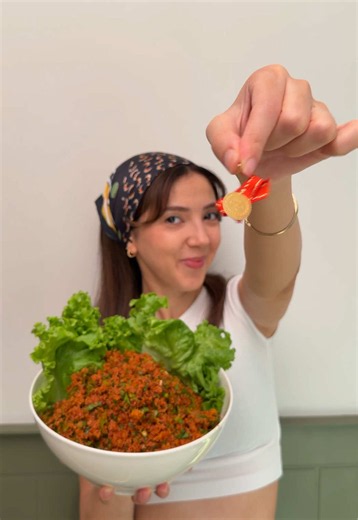 Pratik Kısır Tarifi 😋 Malzemeler 🔸2 su bardağı ince bulgur Sos için; 🔸2,5 su bardağı sıcak su 🔸3 diş sarımsak 🔸1 yemek kaşığı biber salçası 🔸1 yemek kaşığı domates salçası 🔸1 çay kaşığı karabiber, pul biber, sumak 🔸Tuz Ardından 🔸5 adet salatalık turşusu 🔸yarım çay bardağından biraz az limon 🔸yarım çay bardağından biraz az nar ekşisi 🔸yarım çay bardağı zeytinyağı 🔸yarım demet maydonoz, nane, taze soğan 🔸servis için marul Tarifi Bir tavaya ,biber ve domates salçası, sarımsak, baharat