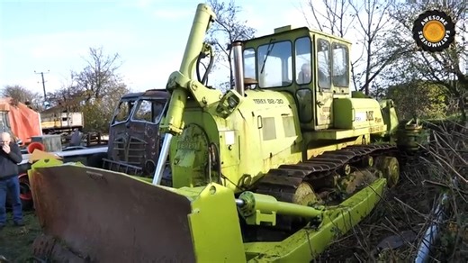 Terex bulldozer roars to life after cold start | Excavator drivers - sailors