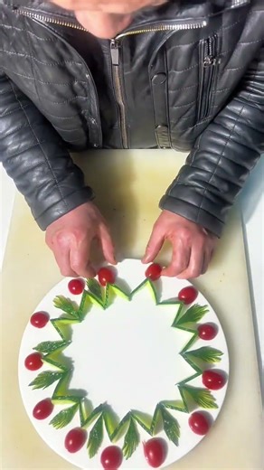 Simple and Easy Plate Decoration Tutorial #Fruit and Vegetable Modeling #Plating Tutorial