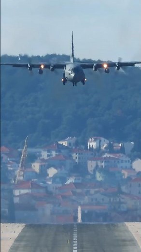 Head-ON Lockheed C-130H Hercules Landing!