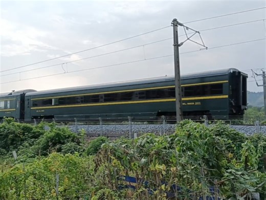 运气爆棚！上街回家随手一拍偶遇Z150次列车列尾加挂刷绿轨检