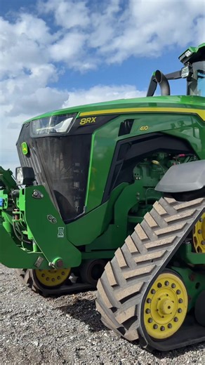 🟩 2022 John Deere 8RX 410 🟩 ▪️Only 2690 hours ▪️Signature Edition ▪️Brand new rollers & mid rollers on rear ▪️C/w 3 boxes of spares ▪️Front linkage ▪️Ultimate comfort & convenience pack ▪️Greenstar ready ▪️Rear pick up hitch with drawbar ▪️E23 transmission 40kph ▪️Premium LED worklights ▪️24’’ front tracks & 30’’ rears ▪️Upgraded idler modification ▪️Premium visibility pack ▪️Twin line air brakes ▪️6 rear electric spools ▪️Hydraulic top link ▪️Heated/ventilated & massage seat ▪️Cab suspension