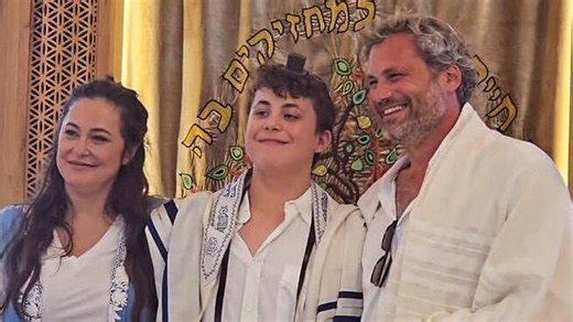 ותודה להוריי: קרן פלס ונועם טור חוגגים בר מצווה לבנם הבכור