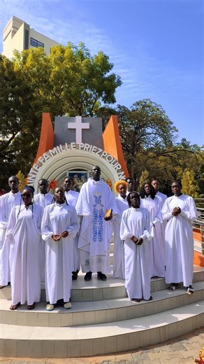 Seigneur notre Dieu, En ce temps béni de Noël,🎄 Nos cœurs se remplissent de joie et de reconnaissance🙏🏾 Nous Te rendons grâce pour le don merveilleux de Ton Fils Jésus-Christ, Lumière venue éclairer nos vies, Espoir offert au monde, Paix descendue du ciel pour habiter parmi les hommes. Aujourd’hui, à travers les voix pures et sincères du chœur Angels Voice Junior, Nous élevons vers Toi un chant d’amour et de louange. Reçois ces voix d’enfants comme une offrande agréable, Qu’elles annoncent Ta