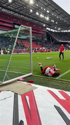Warming Up 🔥🧤 | FC Bayern München