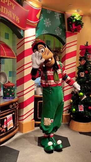 🫶 Goofy Showing some love ❤️ at Goofys Kitchen #downtowndisney #goofyskitchen