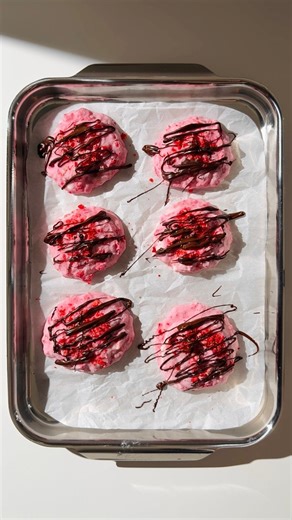 Raspberry Frozen Yogurt Bark Easy high protein snack 5 minutes easy and healthy snack idea! Creamy, lightly tangy, naturally sweet, and perfect for a quick grab-and-go treat ⸻ Ingredients ⤵︎ 1 cup raspberries 1 cup your favorite yogurt (I use Greek yogurt) Optional sweetener: honey or your favorite sweetener Toppings: dark or white chocolate, chopped freeze-dried strawberries *Freeze for 2–3 hours, or until fully set. ⸻ #healthysnack #easysnack #frozenyogurt #raspberry #snack #raspberryrecipes #