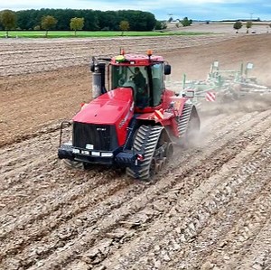 56K views · 1K reactions | Can’t believe it!  A Case International tractor is out here putting in work on this massive field  #CaseInternational #FarmLife #TractorGoals #farminglife | Big Machines | Facebook