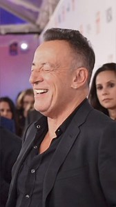 Do you think Bruce Springsteen will attend the 2024 Toronto International Film Festival for his documentary Road Diary? This is the Boss when he attended the premiere of "Western Stars" 5 years ago at the same event on September 12, 2019. The 2024 Toronto International Film Festival will be held until September 15. The Boss looks amazing in this video for a 70 year old man 👏. 🎥 : red carpet news | E Street Nation