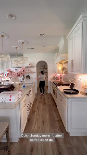 7.5M views · 181K reactions | Happy Sunday! Here is how I did a quick cleanup after coffee ☕️. I hope you had a wonderful weekend. Stay tuned because tomorrow I’ll be sharing with you a little restocking in my pantry! #kitchenhacks #sundayvibes #cleaningasmr #cleaningmotivation #cleanday | Stephanie | Facebook