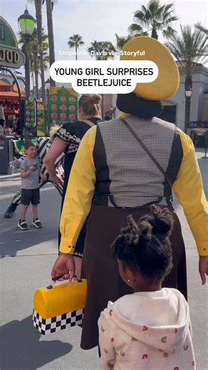 2.6M views · 87K reactions | In a recent heartwarming moment at Universal Studios, the beloved character Beetlejuice was caught completely off guard when a little friend made a surprise return to the park. | ABC 7 Chicago | Facebook
