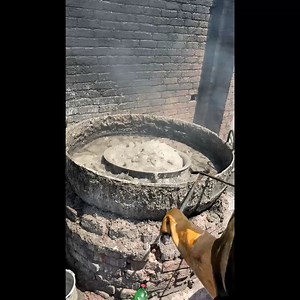 From ancient alchemists to modern kitchens, the story of aluminum utensils is a remarkable journey through time and technology. 🧑‍🔬 Early Discoveries: Did you know aluminum was once more valuable than gold? It wasn't until the late 1800s, thanks to the Hall-Héroult process, that aluminum became affordable and widely used. 👩‍🍳 Kitchen Revolution: Lightweight, corrosion-resistant, and great at conducting heat, aluminum quickly became a favorite in homes around the world. Remember those shiny p