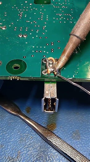 Half Rounded Copper Wire To Cover All The Leads Of This USB Port To Be Desoldered #solderingiron