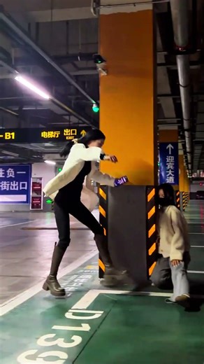 Don't Try to Fool Me! Epic Side Flip Prank! | 中文标题: 别想愚弄我！惊人的侧翻恶作剧