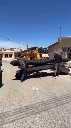 Instalación de pasto sintético ¿Cómo instalar pasto sintético en una terraza? Aquí te mostramos el paso a paso de cómo instalamos y transformamos esta propiedad. Nos encanta aportar en la decoración de espacios exteriores como patios, galerías y jardines verticales . | Cerroplast