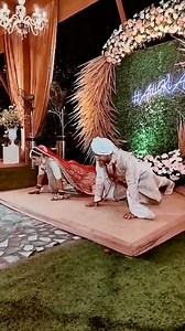 Push-Ups on your wedding stage?💪 Fitness Goals by my bride Akshita @fit.arora & her beloved @aditya_mahajan ♥️♥️ . Her getting ready video soon! MUA : @parulgargmakeup Video : @wedmeclickproduction . #parulgargmakeup #swaggerbride #fitnessmotivation #fitbride #couplegoals #weddingday #bridepushups #fitnesscouple #bridestobe #fitnessreels #indianwedding #weddinginspiration #indianbride #indiancouple | Parul Garg
