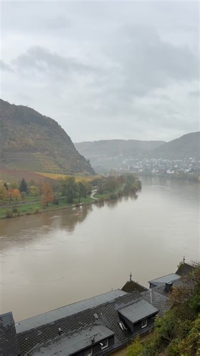 🌟 Entdecke Cochem – das Juwel an der Mosel! 🌟 Cochem, eine malerische Stadt in Rheinland-Pfalz, ist bekannt für ihre beeindruckende Reichsburg, die hoch über der Mosel thront und ein wunderbares Panorama bietet. Die Stadt hat eine charmante Altstadt mit bunten Fachwerkhäusern und verwinkelten Gassen, die zum Bummeln einladen. Wusstest du, dass Cochem auch für seine hervorragenden Weine berühmt ist? 🍷 Hier sind drei Tipps, was du in Cochem unbedingt machen solltest: Besuche die Reichsburg – Er