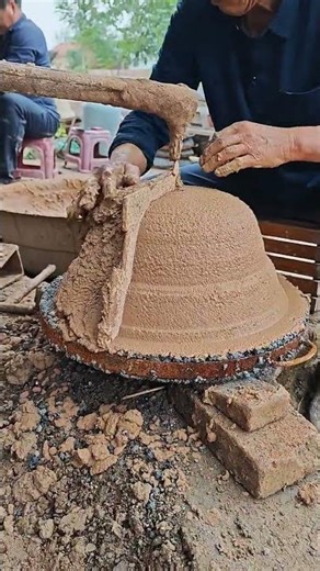 The complete process of making clay on a soup pot mold, with traditional craftsmen