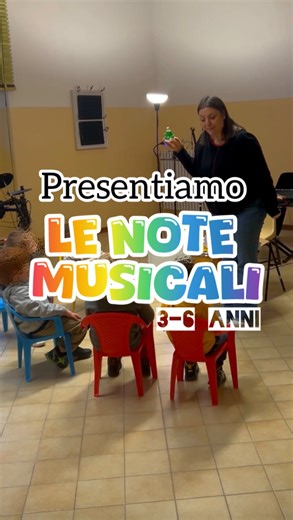 Veronica Fiorini on Instagram: "Le note musicali 🎶 🌈Oggi durante l’incontro del “gioco-musica” abbiamo presentato le note musicali, attraverso l’aiuto delle campane sonore colorate! Consigli: 1️⃣ utilizzate una storiella per introdurre le note musicali. Ce ne sono tante online ma potete inventare quello che volete 2️⃣usate degli strumenti colorati che abbiamo dei colori brillanti e ben riconoscibili in modo che i bambini possano collegare il suono e il suo nome al colore corrispondente. Inoltr