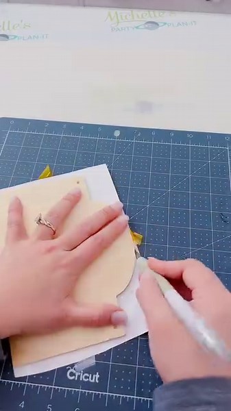 90K views · 1K reactions | This Bunny sign is so cute and made with items from Dollar Tree! | Michelle's Party Plan-It by Michelle Stewart | Facebook