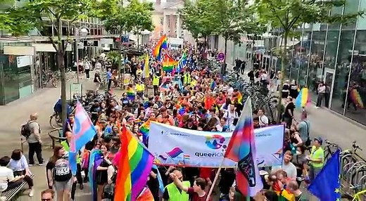 Regenbogenwetter in Karlsruhe! 🌈 Heute hat die Fächerstadt mit dem alljährlichen Christopher Street Day wieder seine queere Community gefeiert. 🏳️‍🌈 ❤️ Alle Bilder von der Parade gibt es unter www.ka-news.de/cme-2153030 | ka-news.de