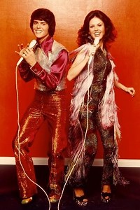 Bell-Bottoms or High-Waist Pants! Here are the Perfect Outfits for The Unofficial Christmas Party