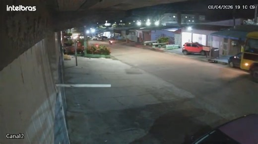 Ônibus desgovernado atinge quatro veíoculos e destroi muro em Porto Velho