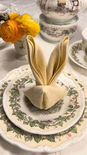 Easter DIY: Fold cute napkin bunnies in 30 seconds! 🐰✨
