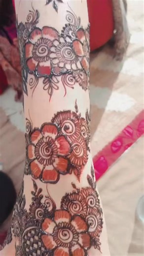 Expert Mehndi Artist Tips and Design Ideas