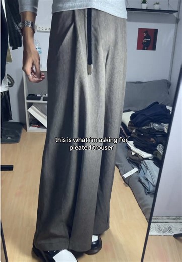 Top Pleated Trouser Outfit Ideas