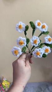 Tutorials how to make this cutieeee flowers using fuzzy wire 💐 #fuzzywire | Wrapping tutorials