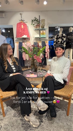 Året der gik… hold nu op, hvor har 2025 været vildt 🩷 ✨ Detailprisen Det var året, hvor vi vandt Detailprisen. Noget vi stadig er sindssygt stolte over – og dybt taknemmelige for. Det betyder mere, end I aner. ✨ Pop-up i Brædstrup Det var også året, hvor vi åbnede vores pop-up shop i Brædstrup. Og WOW… den måde, I tog imod den på. Tak. Bare tak 🥹 ✨ Vores første ansatte Det var året, hvor vi ansatte vores første medarbejder i butikken. En kæmpe milepæl for os – og noget vi er virkelig stolte af