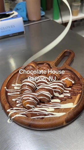 If you’ve got a sweet tooth… 📍@chocolatehouse - Clifton, NJ #nj #chocolate #eatingshow #foodreview #tastetest