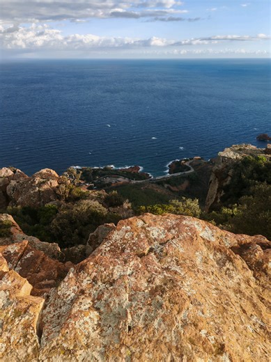 🗻 C'est un point de vue exceptionnelle sur la Méditerranée ⛰️ Bienvenue au Pic d'Aurelle, dans le massif de l'Esterel 🏖️ Perché au-dessus de la Méditerranée, ce massif de petite montagne offre des points de vue impressionnants sur la côte d'Azur et les environs. ❤️ Merci @mr.sam.orig pour ces images du Pic d'Aurelle #unedoucefrance #vartourisme