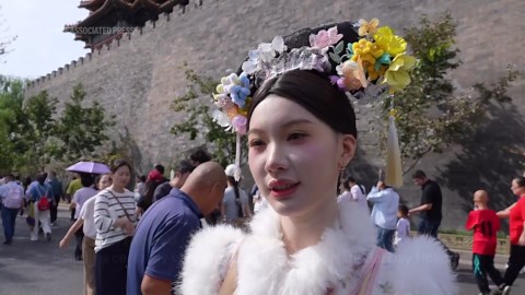 Tourists flock to historical and scenic attractions for a long public holiday in China