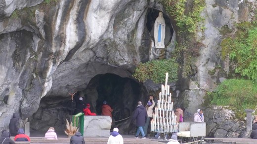Messe à la Grotte de Lourdes - January 29, 2026 Messe depuis la Grotte de Lourdes, tous les jours à 10h00 Participez à la quête https://www.lourdes-france.org/quete/?p=Y Faites déposer un cierge https://www.lourdes-france.org/cierge-en-ligne/?p=Y Faites célébrer une messe à vos intentions https://www.lourdes-france.org/offrande-de-messe/?p=Y Déposez une intention de prière https://www.lourdes-france.org/intention-priere/?p=Y Lourdes Toutes les retransmissions et tous les reportages officiels du