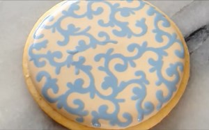 How To Pipe Filigree Using The Royal Icing Wet on Wet Technique