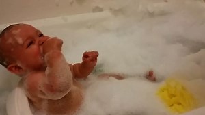 Baby Loves Bathtime Bubbles